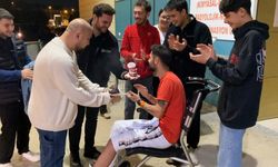Kaza Geçiren Gence Hastanede Doğum Günü Sürprizi