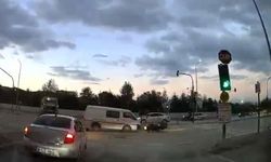Kırmızı Işıkta Geçti, Motosiklete Çarptı: Sürücü Yola Savruldu