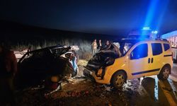 Otomobil ile Hafif Ticari Araç Çarpıştı: 5 Yaralı