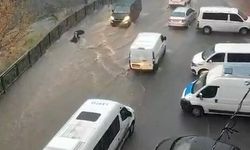 Yol Göle Döndü, Kadın Sulara Kapıldı!