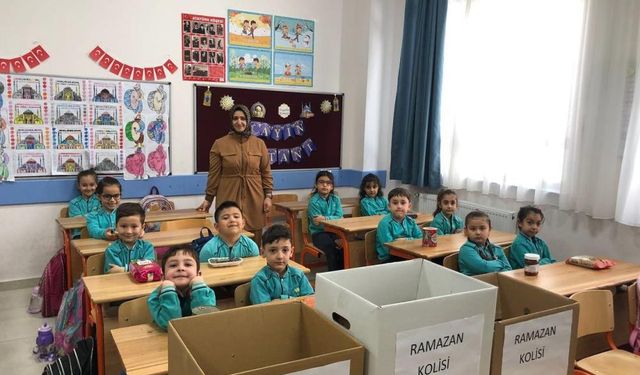 Yozgat’ta ilkokul birinci sınıf öğrencileri, Ramazan ayı dolayısıyla yardım kolisi hazırladı.