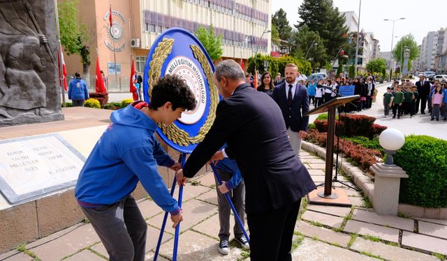 Çankırı'da Milli Eğitim Müdürü Öztürk ve ekibi, 23 Nisan coşkusunu anıt alanında çelenk sunumuyla kutladı
