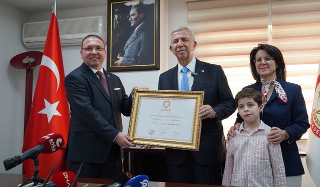 Mansur Yavaş mazbatasını aldı