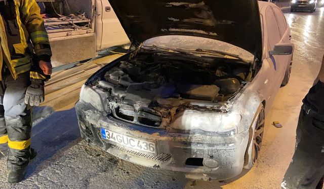 Gebze'de alev alan otomobil İtfaiyenin anında müdahalesiyle kurtarıldı