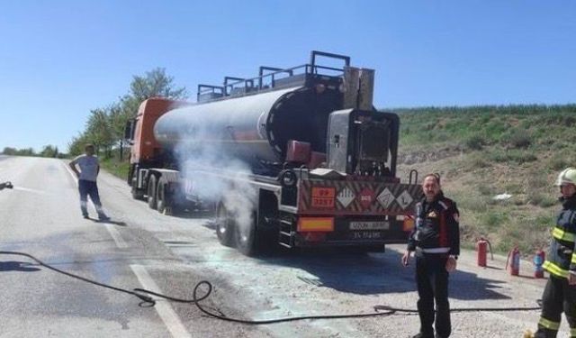 Ankara Yolu'nda tehlikeli madde taşıyan tırın dorsesindeki yangın korkuttu