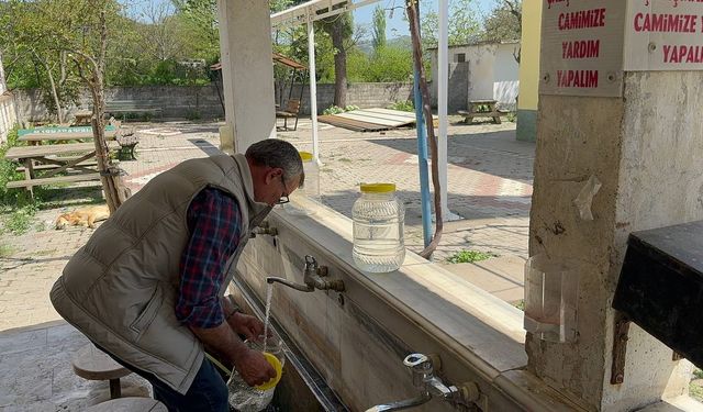 Türkiye'nin her yerinden bu köye gelenler, bidon bidon su taşıyor