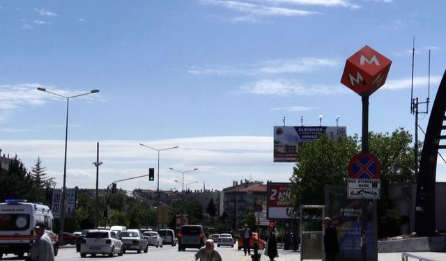 Ankara'da bir kadın metroda bulduğu içi altın dolu çantayı polise teslim etti