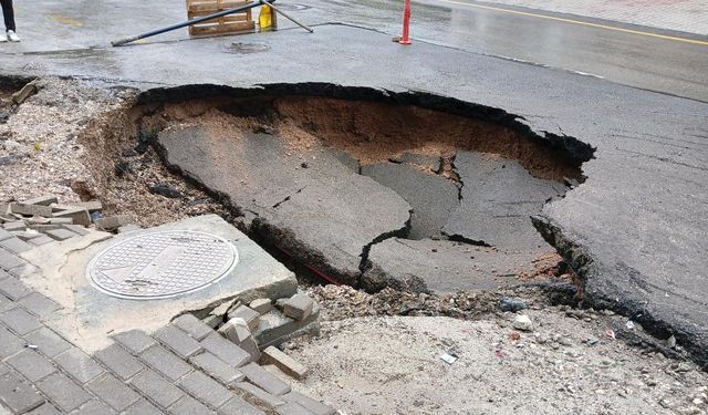 Ankara’da şiddetli yağışta bazı yollar çöktü