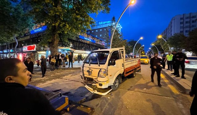 Ankara'da kontrolden çıkan kamyonet 11 araca çarptı