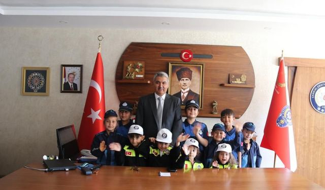 Çocuk Meclisi üyeleri Trafik Haftası nedeniyle İl Emniyet Müdürü Delen'i ziyaret etti