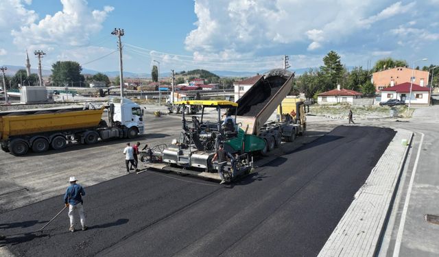 Çerkeş’te yollar yenileniyor: Pazar yerindeki asfalt çalışmaları start aldı