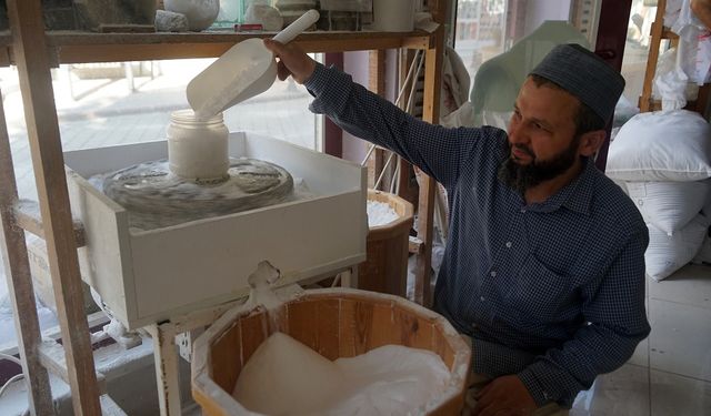 Tuzun Kristal Kalitesi İçin Teknolojiyi Reddeden İlyas Ak'ın Taş Değirmeni