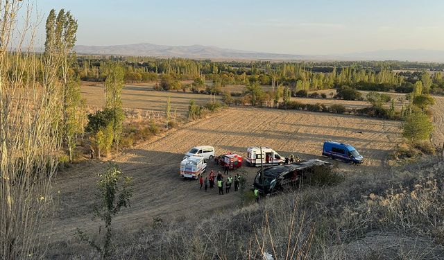 Afyonkarahisar-Konya Karayolunda Yolcu Otobüsü Kaza Yaptı: 21 Kişi Yaralandı