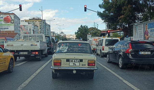 Kemal Sunal'ın Unutulmaz Repliği Tofaş Aracın Arkasında