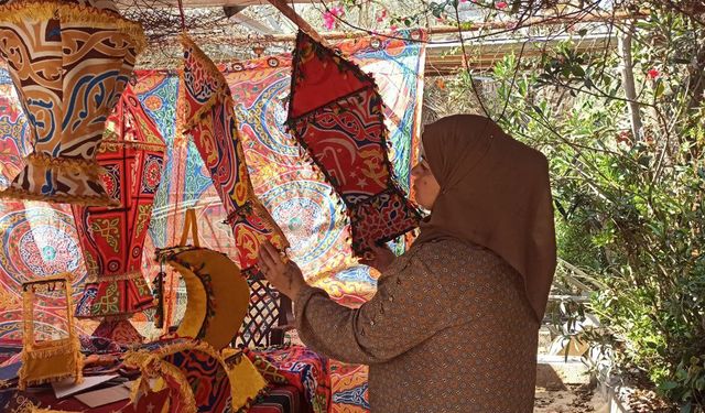 Gazze’de bir kadın, yardım kutularından ramazan feneri yapıyor