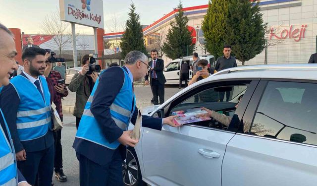 Bakan Işıkhan, Aydın’da sürücülere iftariyelik dağıttı