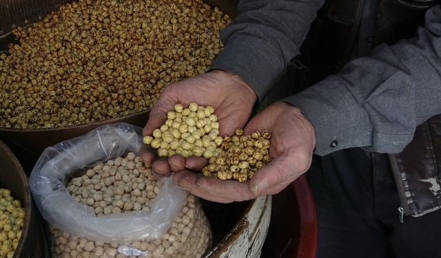 Çorum’un Leblebi Ustası Yaşar Bodur, geleneksel sanatını oğluna devrediyor