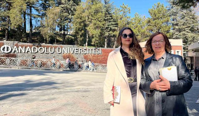 Eskişehir’de anne ve kızı, 60+ Tazelenme Üniversitesi’nde birlikte eğitim görüyor