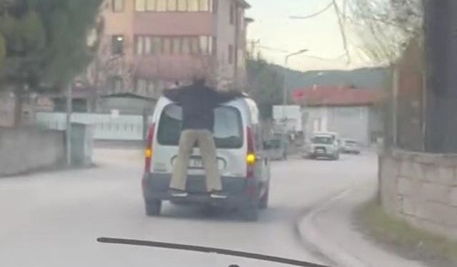 Trafikte Şoke Eden Görüntü: Araç Üzerinde Tehlikeli Yolculuk Kamerada