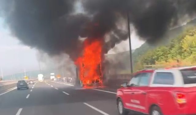 Bolu Dağı’nda Yolcu Otobüsü Yangını: Motor Bölümünde Çıkan Alevler Tüm Aracı Sardı