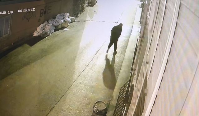 Bursa’da Hırsızlık Anı Komik Anlarla Dolu: Telefonunu Düşüren Zanlı Yakalandı