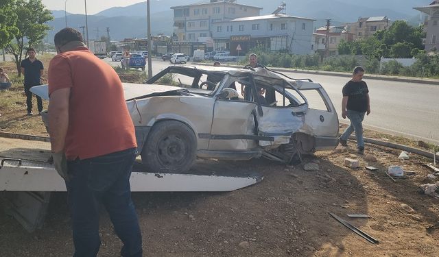 Gaziantep-Hatay Yolunda Feci Kaza: Otomobil Hurdaya Döndü