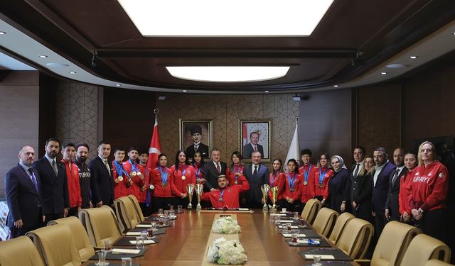 Paris’ten Espoo’ya Uzanan Başarı Bakanlıkta Alkışlarla Karşılandılar