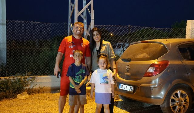Adana’da Sahada Aşk Var Öğretmen 10. Evlilik Yıldönümünü Maçta Kutladı!