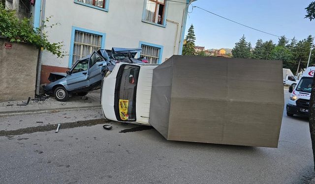 Direksiyon Hakimiyetini Kaybeden Sürücü Kaza Yaptı: Kamyonet Devrildi