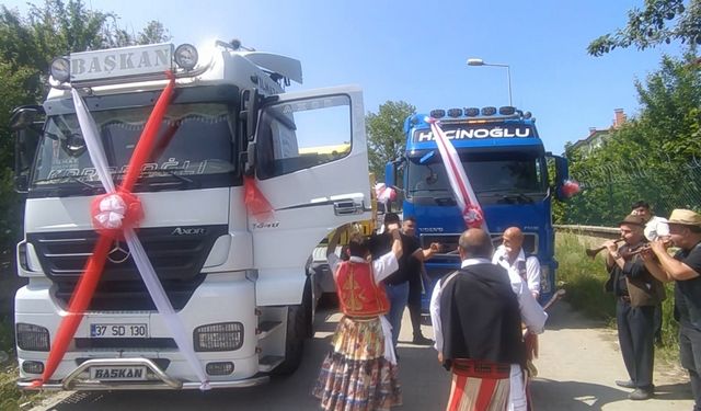 Kastamonu’da Tırlarla Düğün Konvoyu Renkli Görüntüler Oluşturdu