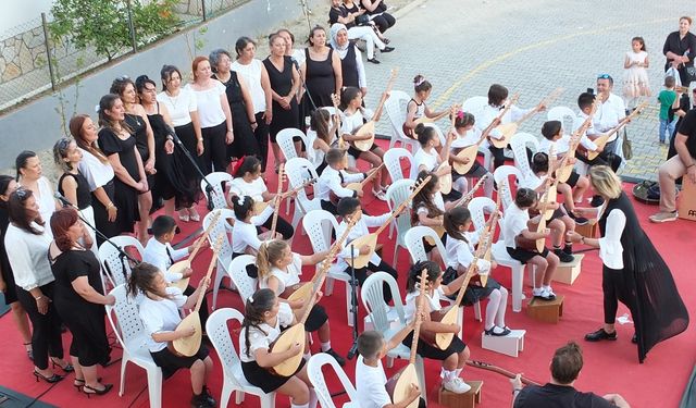 Yılsonu Şenliği’ne Renk Katan Minik Müzisyenler ve Anneleri