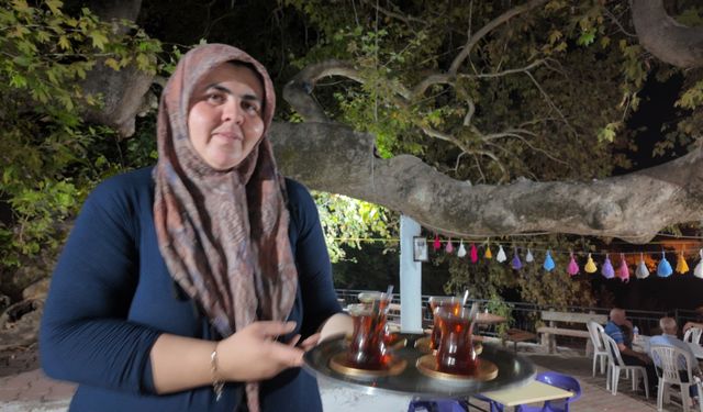 2 Bin Yıllık Çınarın Gölgesinde Odun Ateşinde Demlenen Çayın Lezzeti Manisa’da Damaklarda İz Bırakıyor