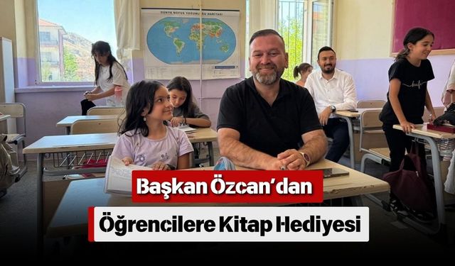 Başkan Özcan’dan Öğrencilere Kitap Hediyesi