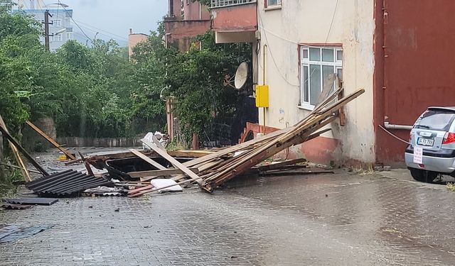 İnebolu'da Hortum ve Fırtına Felaketi: Çatılar Uçtu, Elektrik Telleri Koptu!
