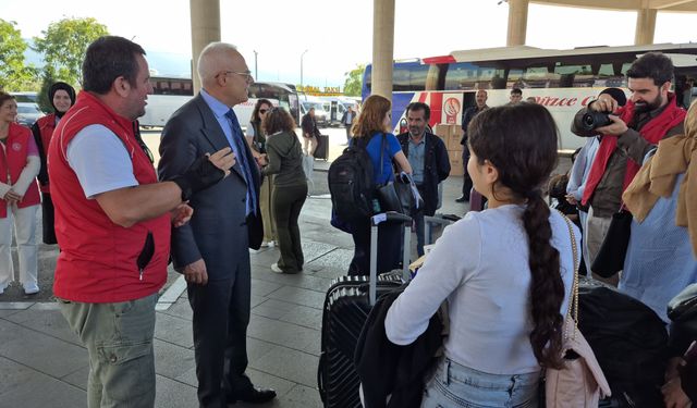 Gençlik Merkezi Terminalde Öğrencileri Bilgilendiriyor ve Broşür Dağıtıyor