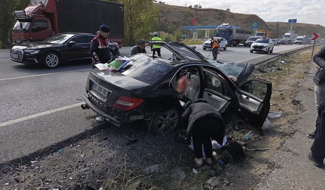 Ankara’da Tır ve Otomobil Kafa Kafaya Çarpıştı
