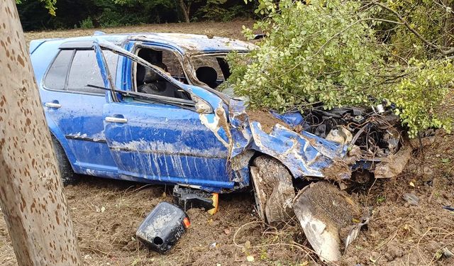 Bolu’da kaygan yol faciaya neden oluyordu: Otomobil tarlaya uçtu!