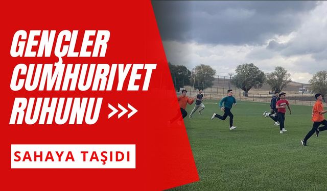 Gençler Cumhuriyet Ruhunu Sahaya Taşıdı