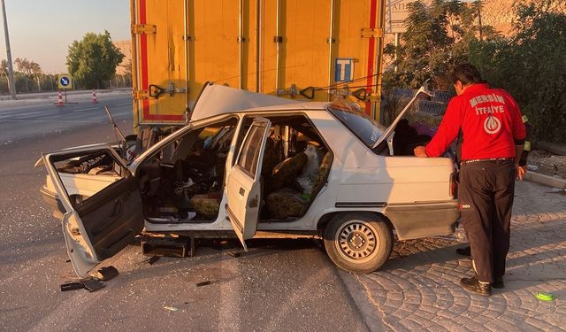 Mersin’de Park Halindeki Tıra Çarpan Otomobil Sürücüsü Hayatını Kaybetti
