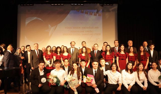 Zonguldak’ta “Kim Var?” Sanat Etkinliği Büyüledi: Yücel Arzen ve Genç Yetenekler Aynı Sahnedeydi