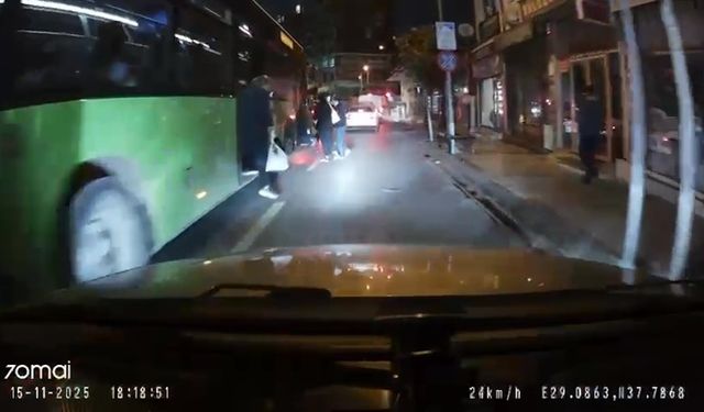 Araç Kamerası Kayıtları Şoke Etti: Otobüs Yol Ortasında Kapıları Açtı, Kazayı Sürücü Önledi