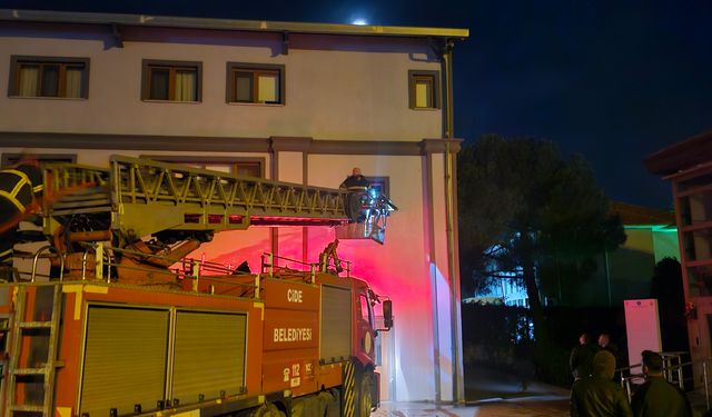 Cide’de Orman Müdürlüğü Misafirhanesinde Yangın Paniği Ekipler Büyümeden Söndürdü