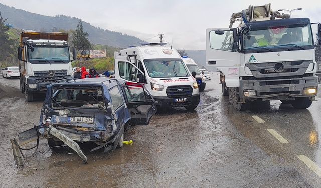 Feci Kaza: Beton Mikseri Otomobille Çarpıştı
