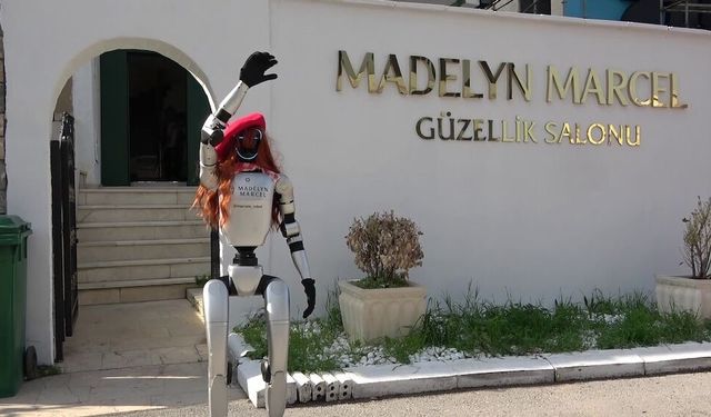 Güzellik Salonunun Yeni Çalışanı Robot Oldu!