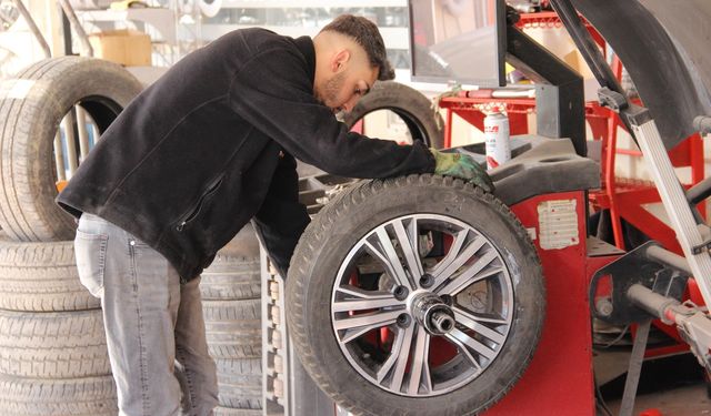 Kış Lastiği Zorunluluğu Yaklaşıyor! Sürücüler Lastikçilere Akın Etti