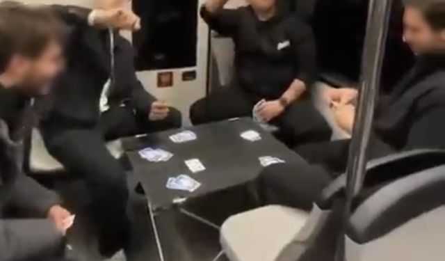 Metroda Kart Oyunu Şaşkınlık Yarattı