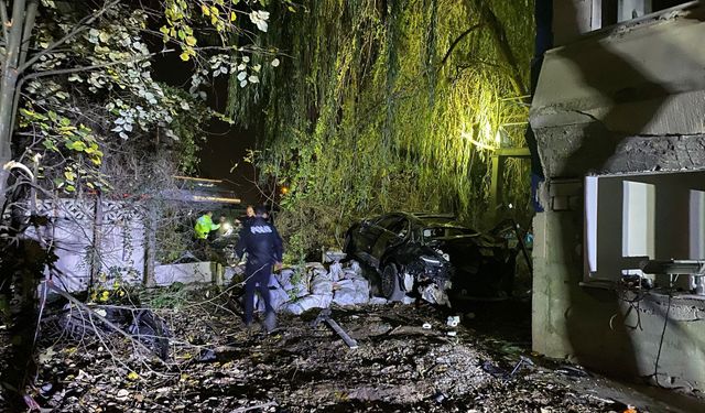Otoban Köprüsünde Feci Kaza Araçlar Bariyerleri Aşarak Bahçeye Düştü