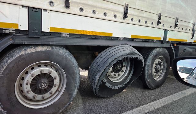 Tehlikeli Yolculuk! Lastiği Parçalanan Tır Trafikte Panik Yarattı