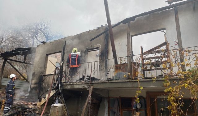 Yangın Panik Yarattı: Tek Ev Tamamen Zarar Gördü