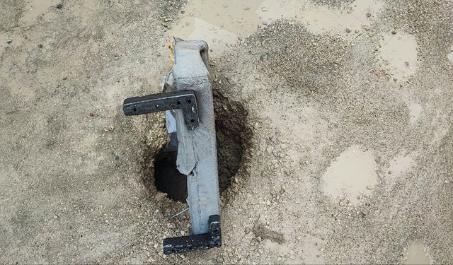 Altyapı çalışması sonrası çöken yolda esnaf kanepeyle önlem aldı